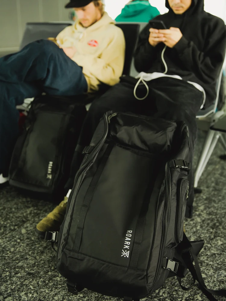 Detalle de la mochila Roark Accomplice Mule 45L negra