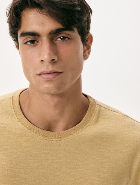 CAMISETA BÁSICA CONFORT AMARILLO