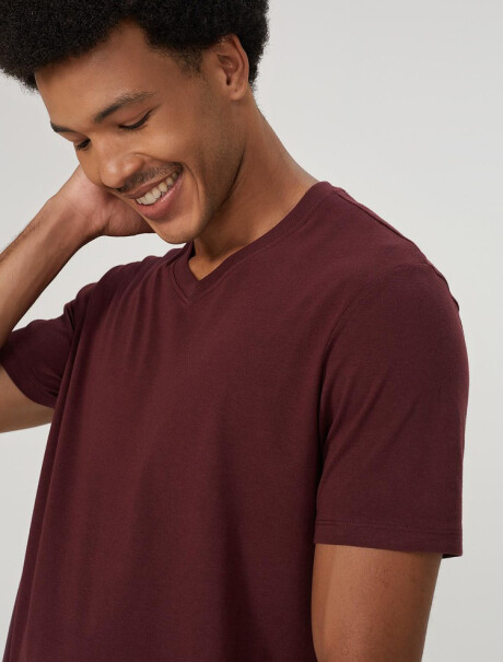 CAMISETA BÁSICA WORLD CUELLO EN V ROJO