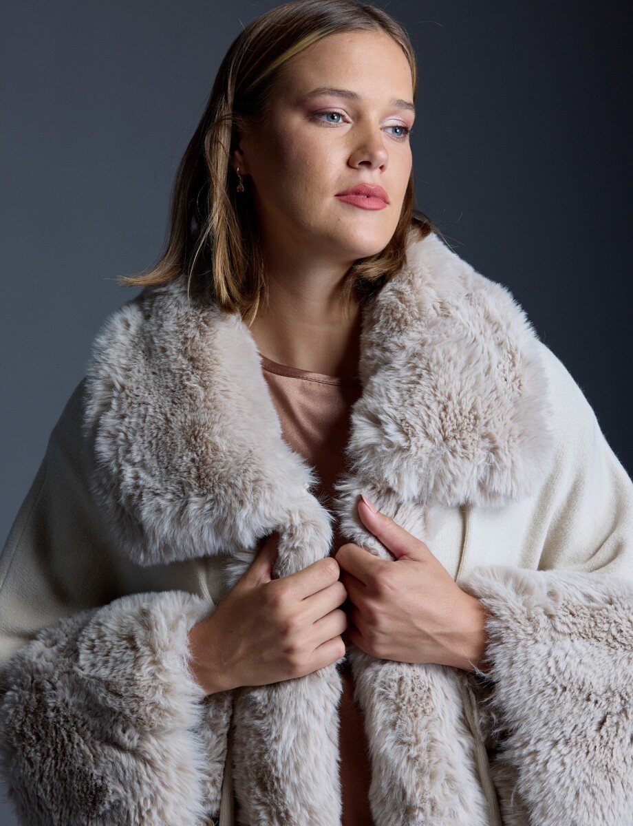 Ruana Aplique Simil Piel - Beige 