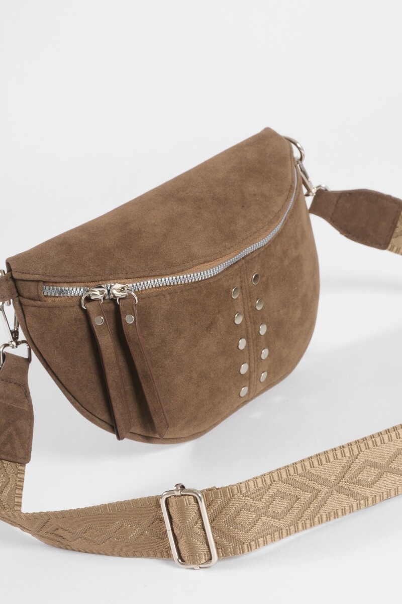 Riñonera suede con tachas marrón