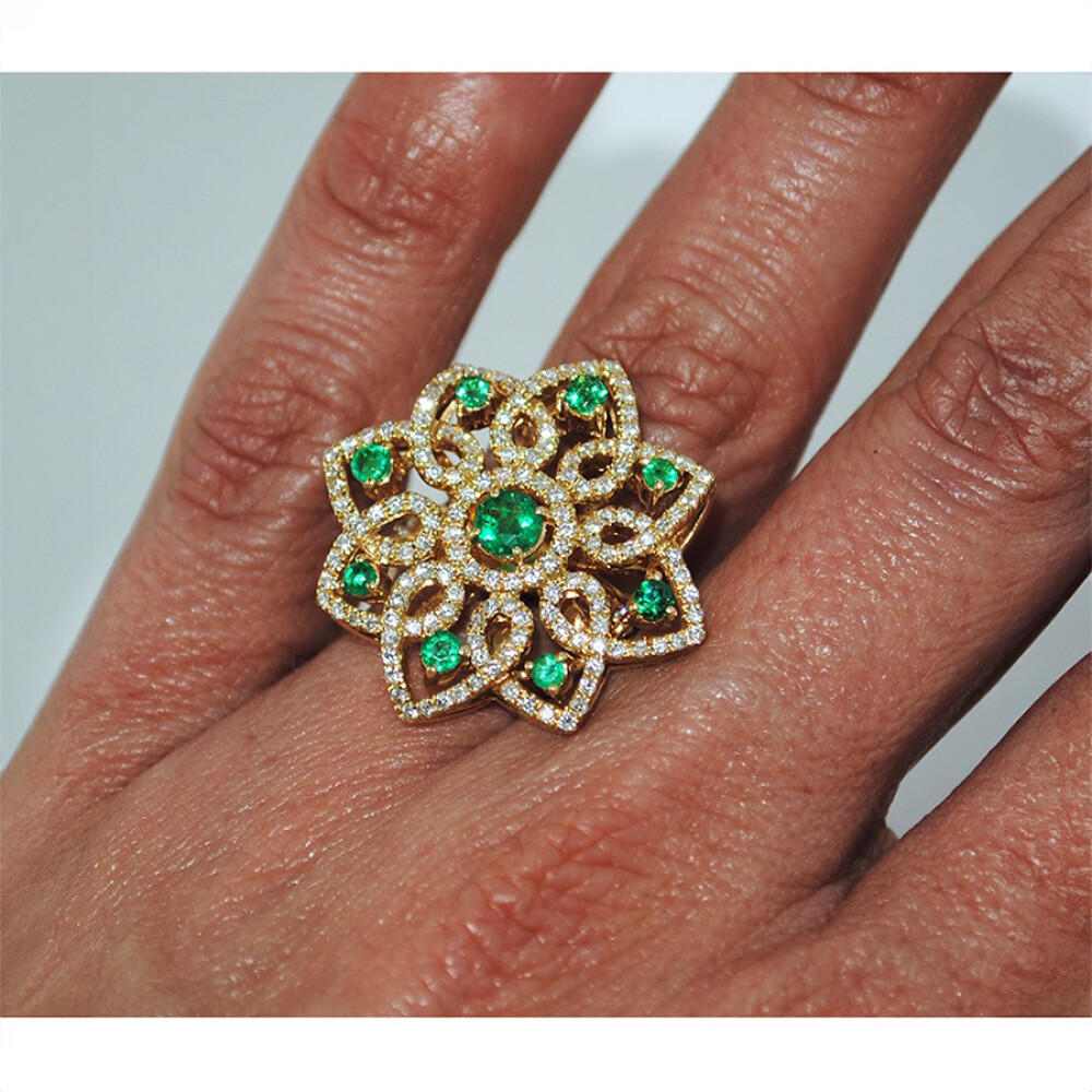 Anillo moderno, oro amarillo 18K , diamantes y esmeralda. Anillo moderno, oro amarillo 18K , diamantes y esmeralda.