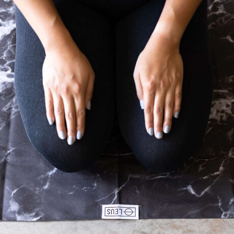 Toalla Leus Black Marble Yoga Estampado