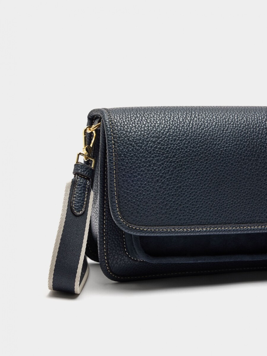 Bolso Bandolera Con Textura Y Solapa azul-marino