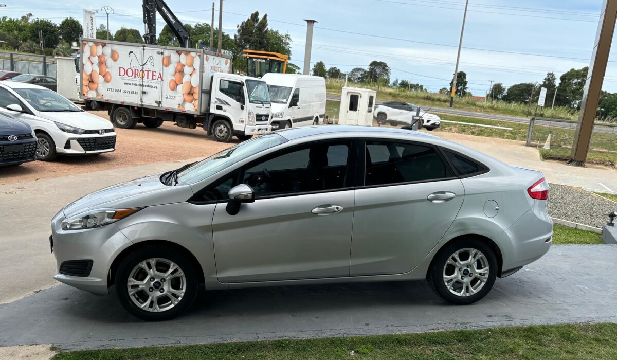 Ford Fiesta Sedan SE MT - 2014 Ford Fiesta Sedan SE MT - 2014