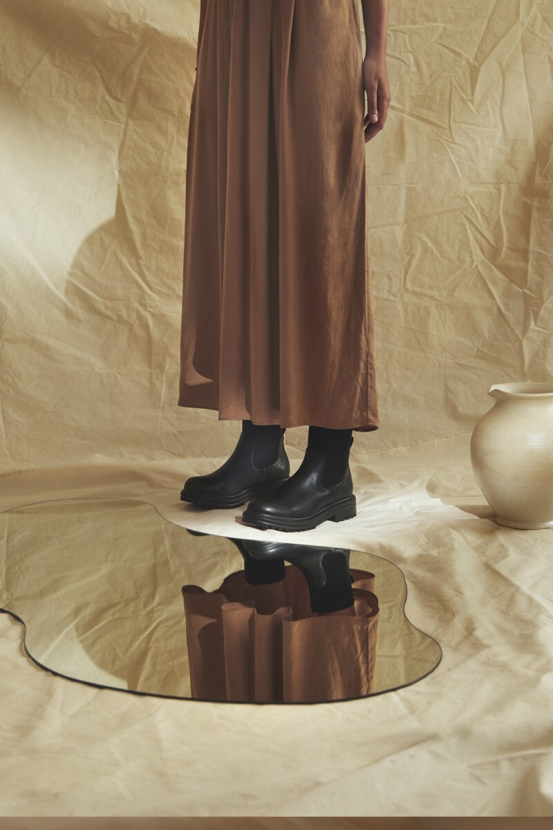 Bota liviana con puño tejido negro
