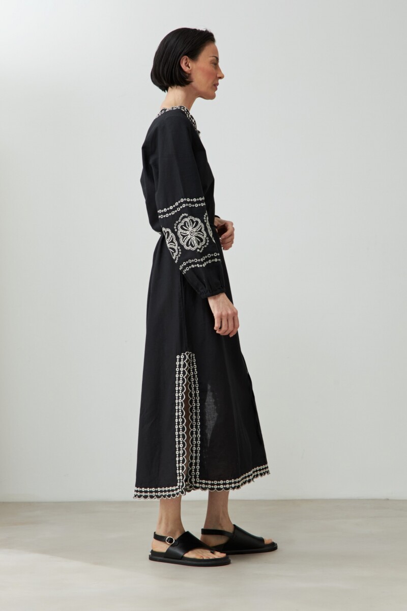 Túnica larga con bordados negro