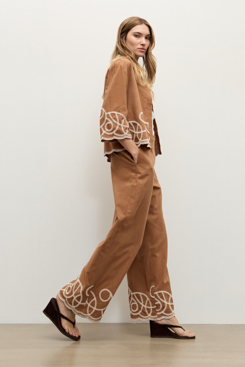 Pantalon recto bordado en contraste camel