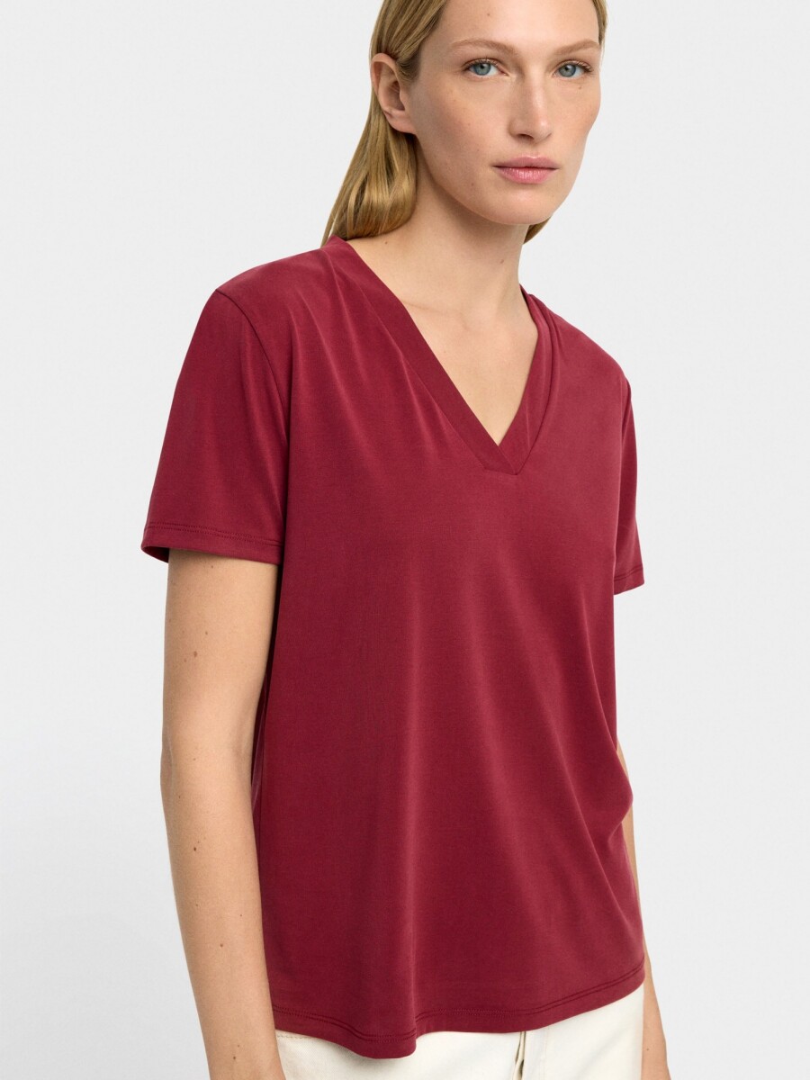 Camiseta Básica Cuello Pico burdeos