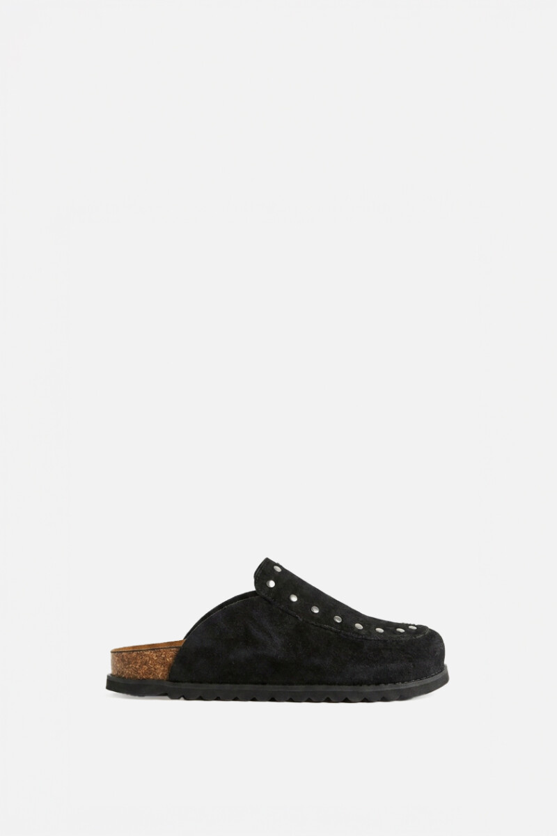 Zueco tachas simil gamuza negro
