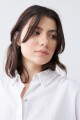 Camisa con cuello y puños bordados blanco