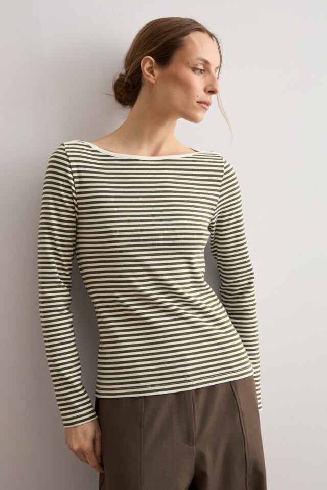 Remera rayada escote bote verde oliva