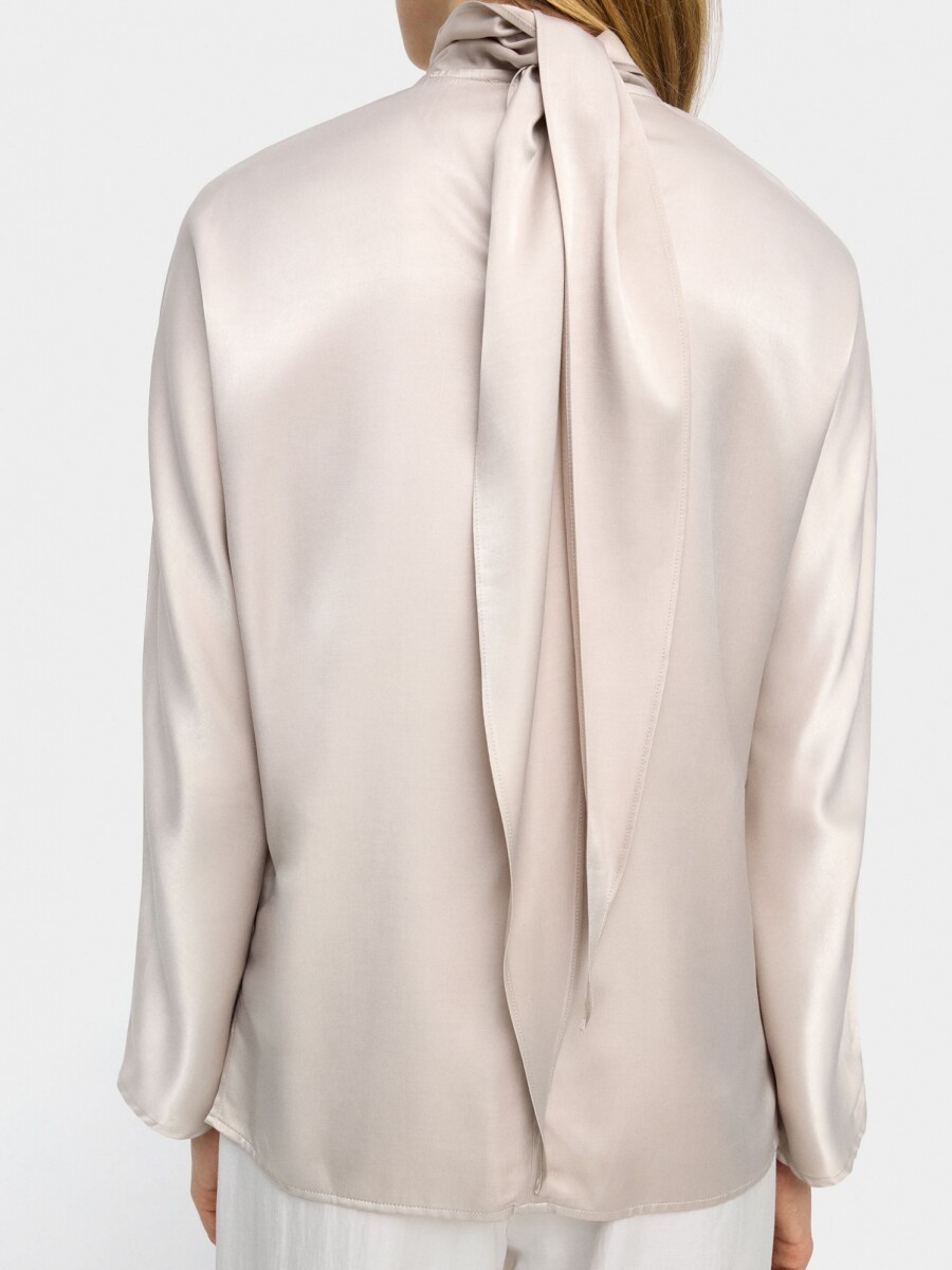 Blusa Satinada Con Cuello Alto beige