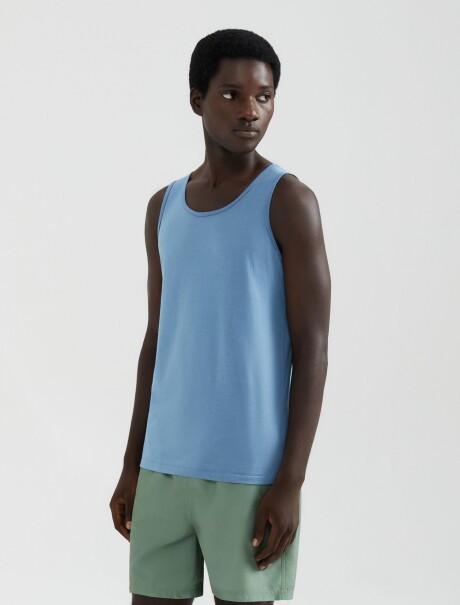 MUSCULOSA BÁSICA MODELO SLIM CELESTE