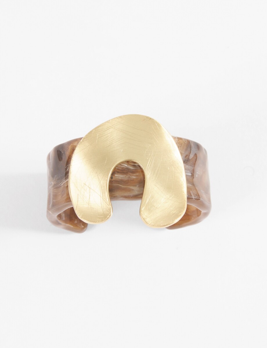 Pulsera cuff acrílico dije metálico wavy - dorado 