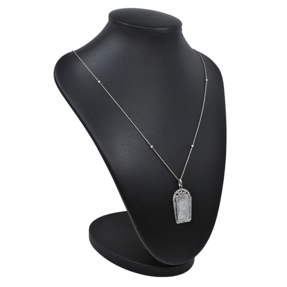 Medalla antigua en oro blanco 18k con imagen de la virgen en nácar y diamantes Medalla antigua en oro blanco 18k con imagen de la virgen en nácar y diamantes