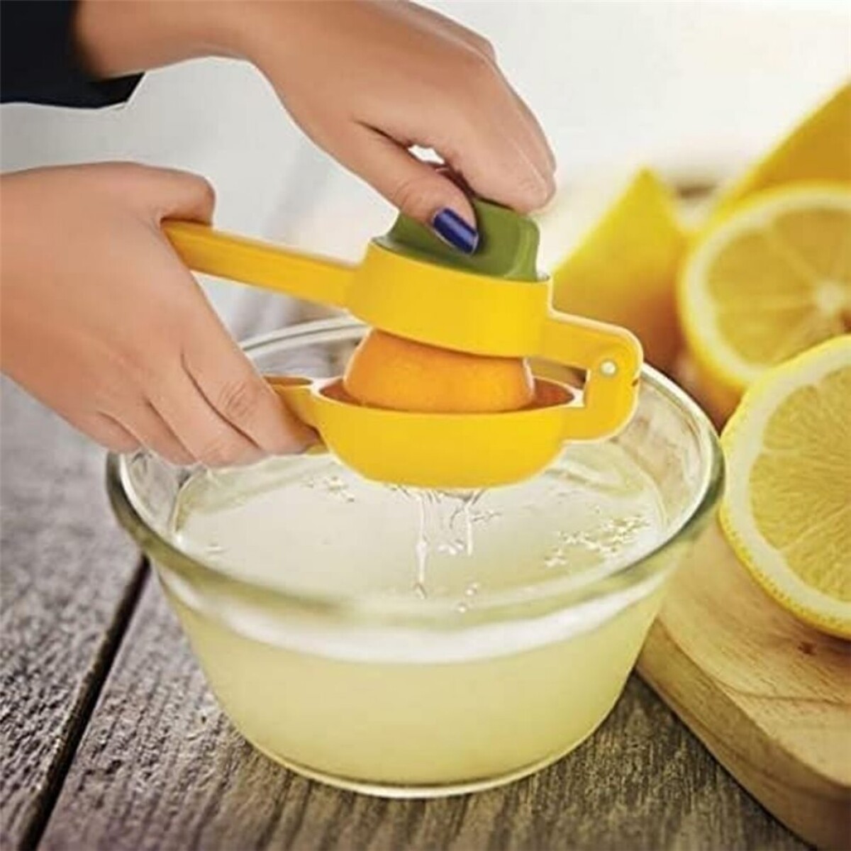 Exprimidor Manual de Limon de Plástico Baker's Secret 