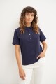 Remera cuello polo con broderie azul marino