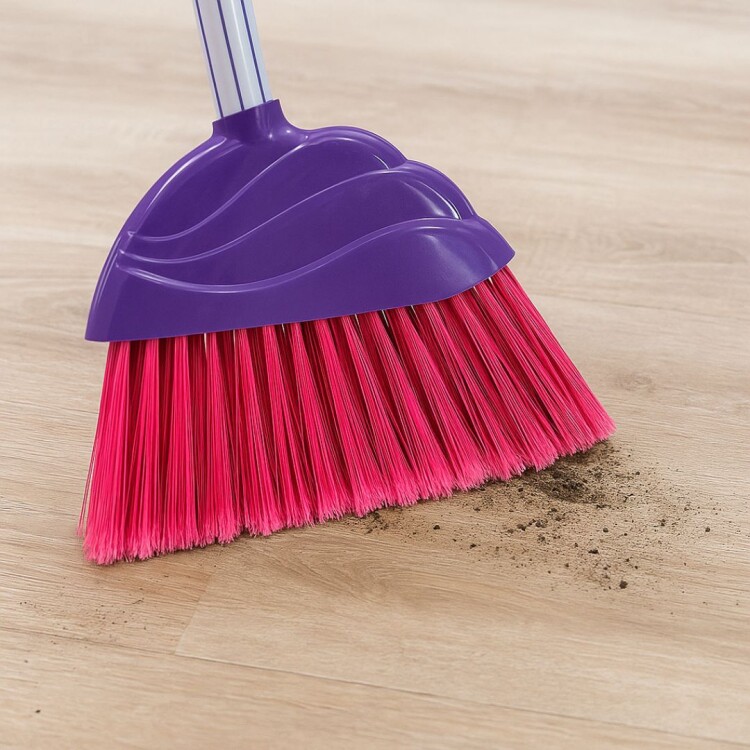 ESCOBA DE PLASTICO CON CABO ROSA ESCOBA DE PLASTICO CON CABO ROSA