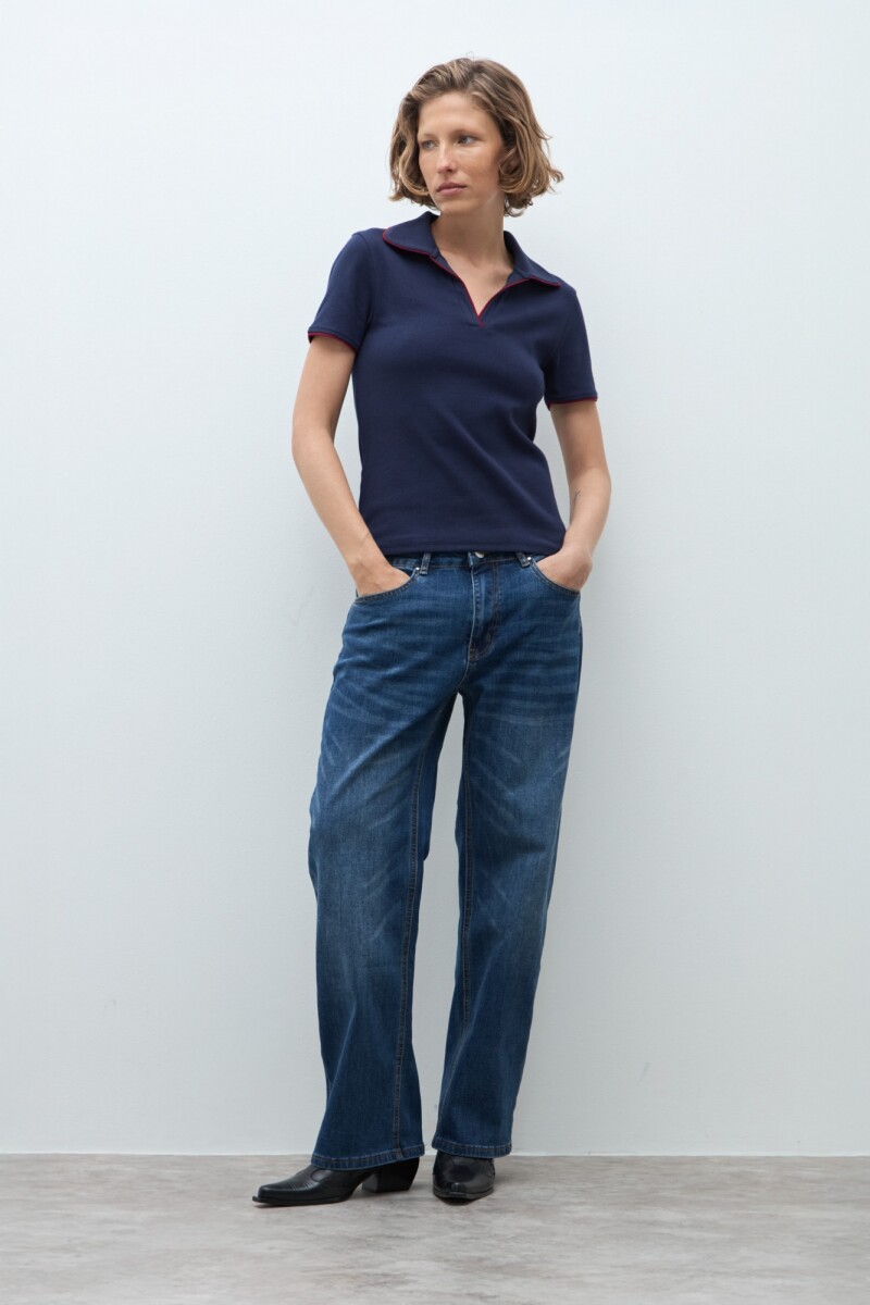 Remera cuello polo vivo en contraste azul marino