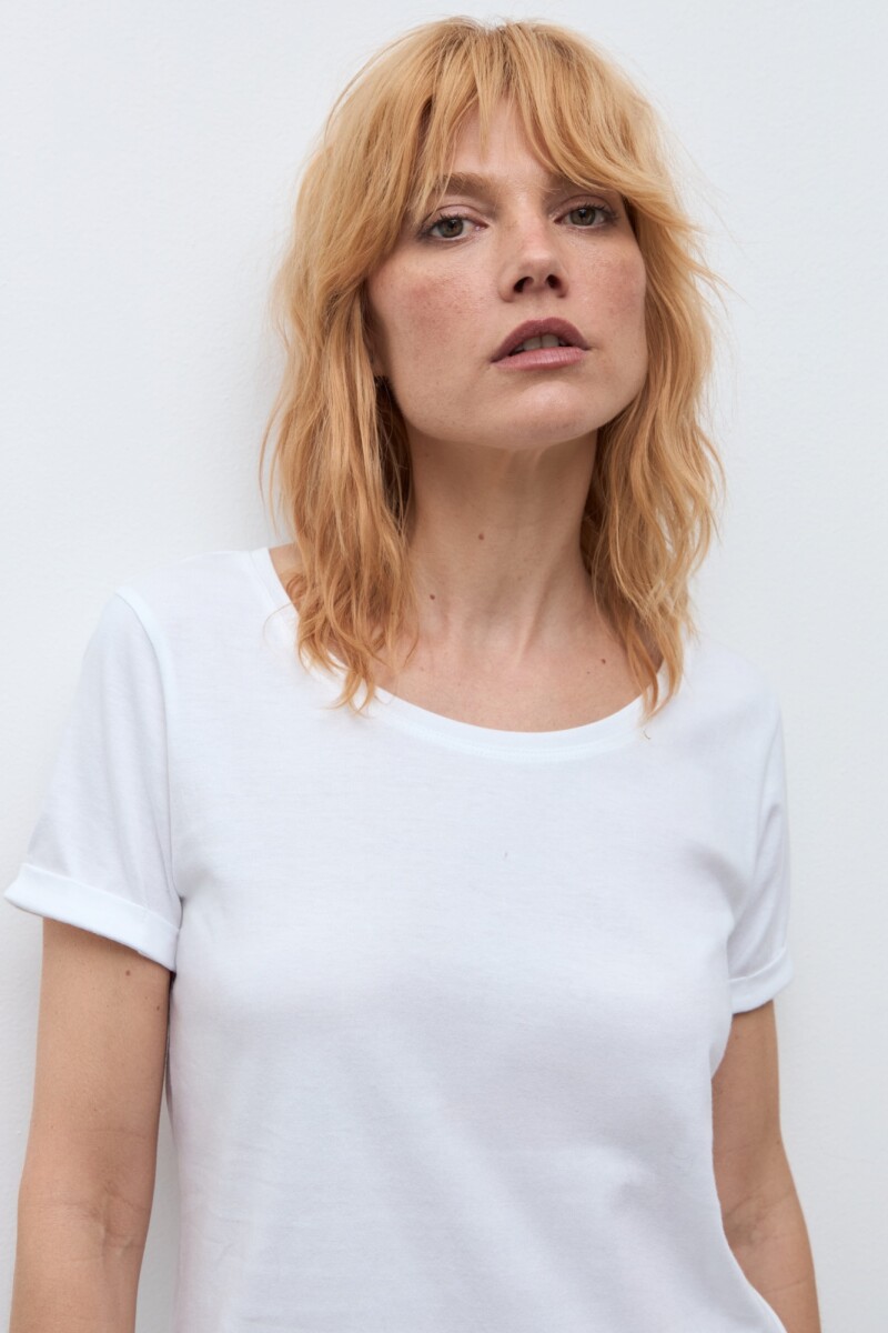Remera escote a la base blanco