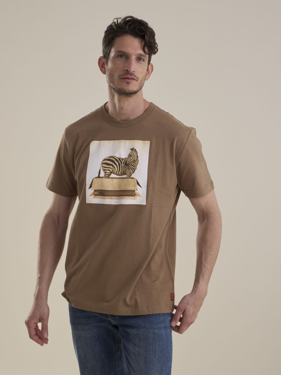 T-SHIRT ESTAMPA CEBRA - CAMEL 