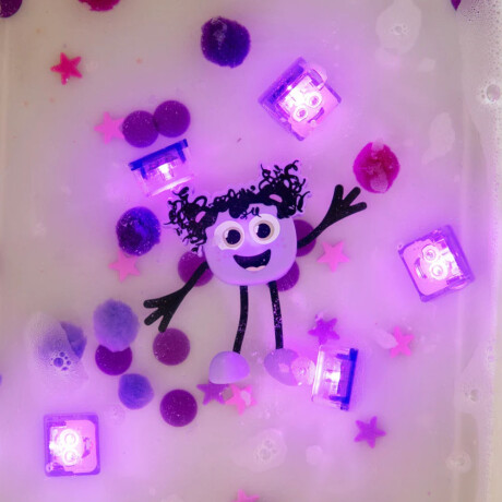 Juego de Baño Muñeco Glo Pals + 2 Cubos c/Luz Activados Agua Violeta