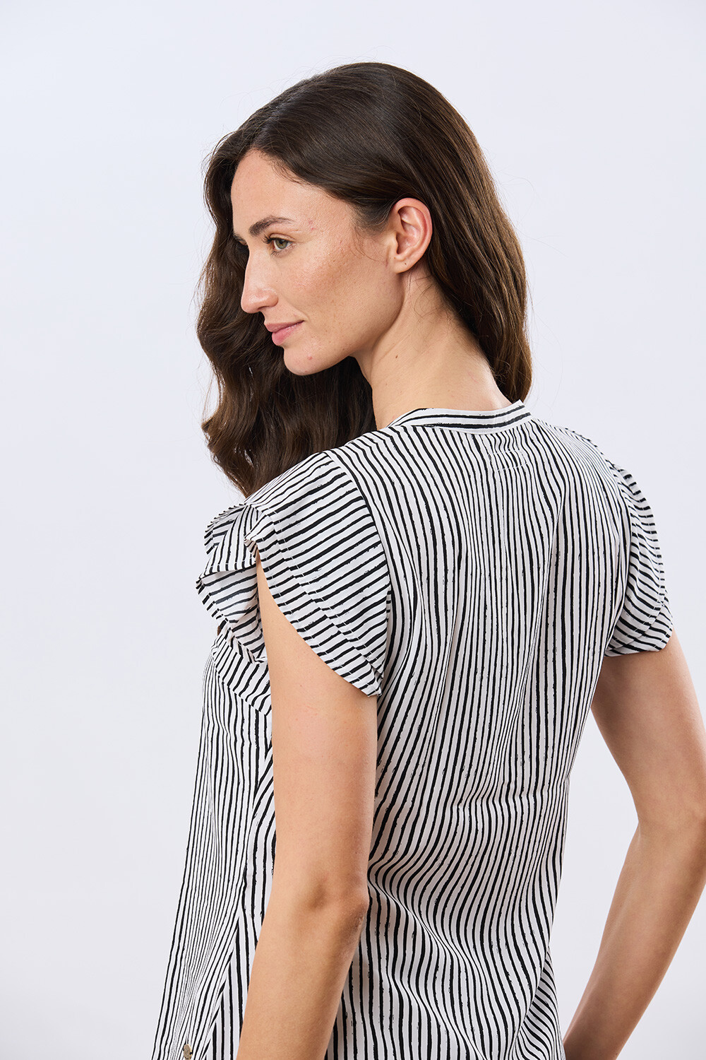 BLUSA ESTAMPADA CON VOLADOS Rayanegra