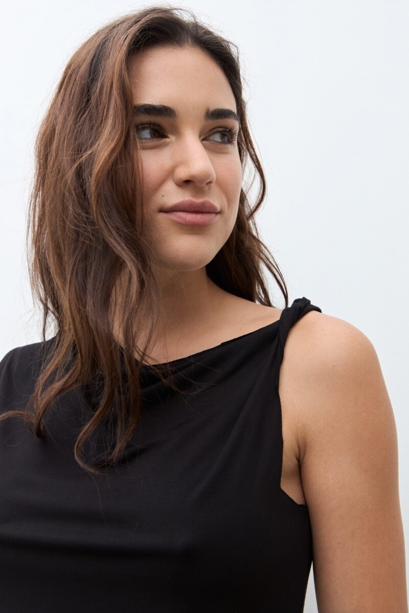 Top escote torneado negro