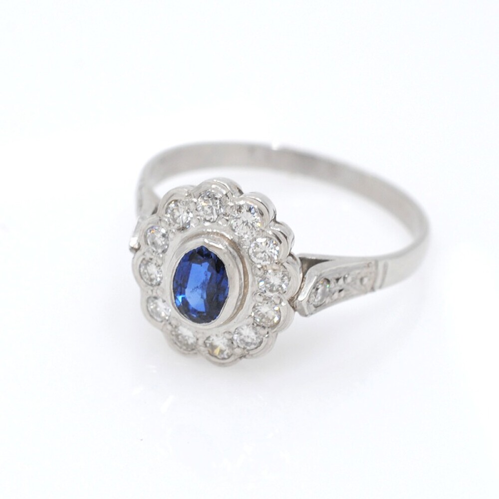 Anillo en platino, zafiro y brillantes. Anillo en platino, zafiro y brillantes.