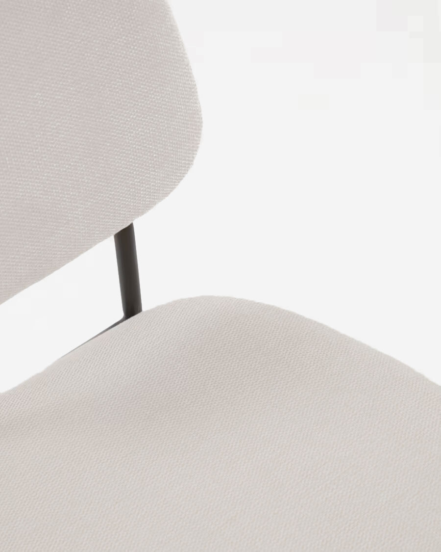 Silla apilable Benilda beige, chapa de roble y acero con acabado negro Silla apilable Benilda beige, chapa de roble y acero con acabado negro