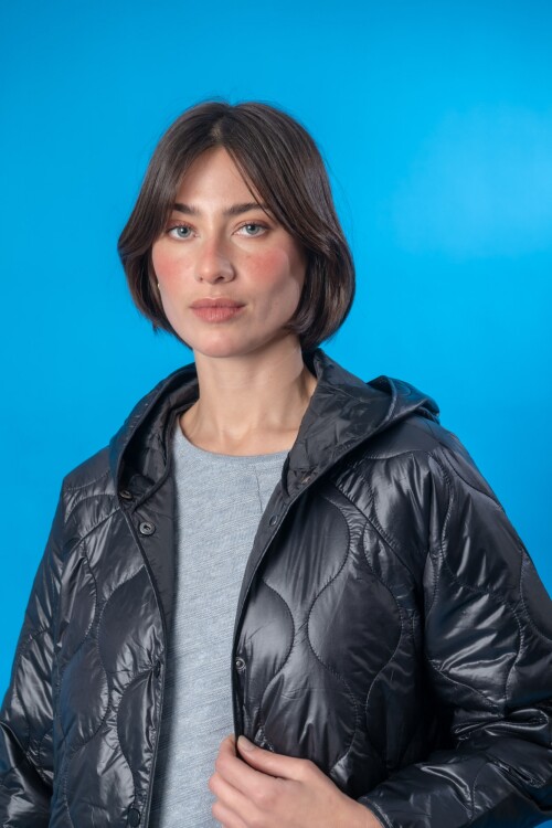 Campera con capucha Negro