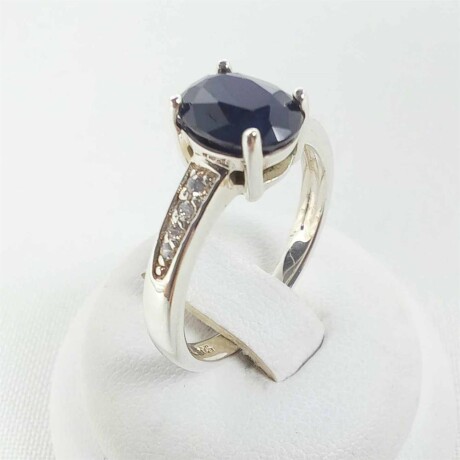 Anillo de plata 925 con zafiro azul y circonias. Modelo tipo SOLITARIO. Anillo de plata 925 con zafiro azul y circonias. Modelo tipo SOLITARIO.
