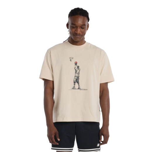 Remera New Balance Hoops Player - Beige Remera New Balance Hoops Player - Beige