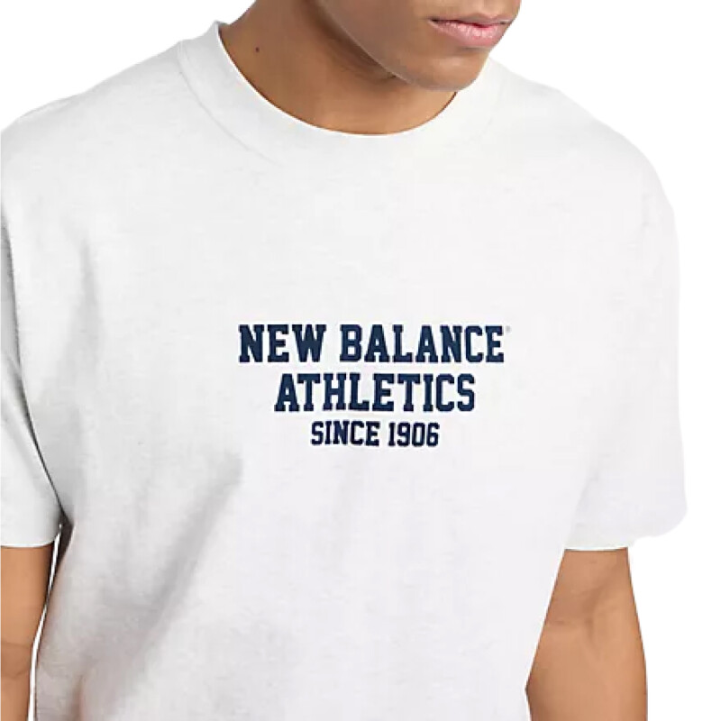 Remera New Balance Varsity Graphic Remera New Balance Varsity Graphic