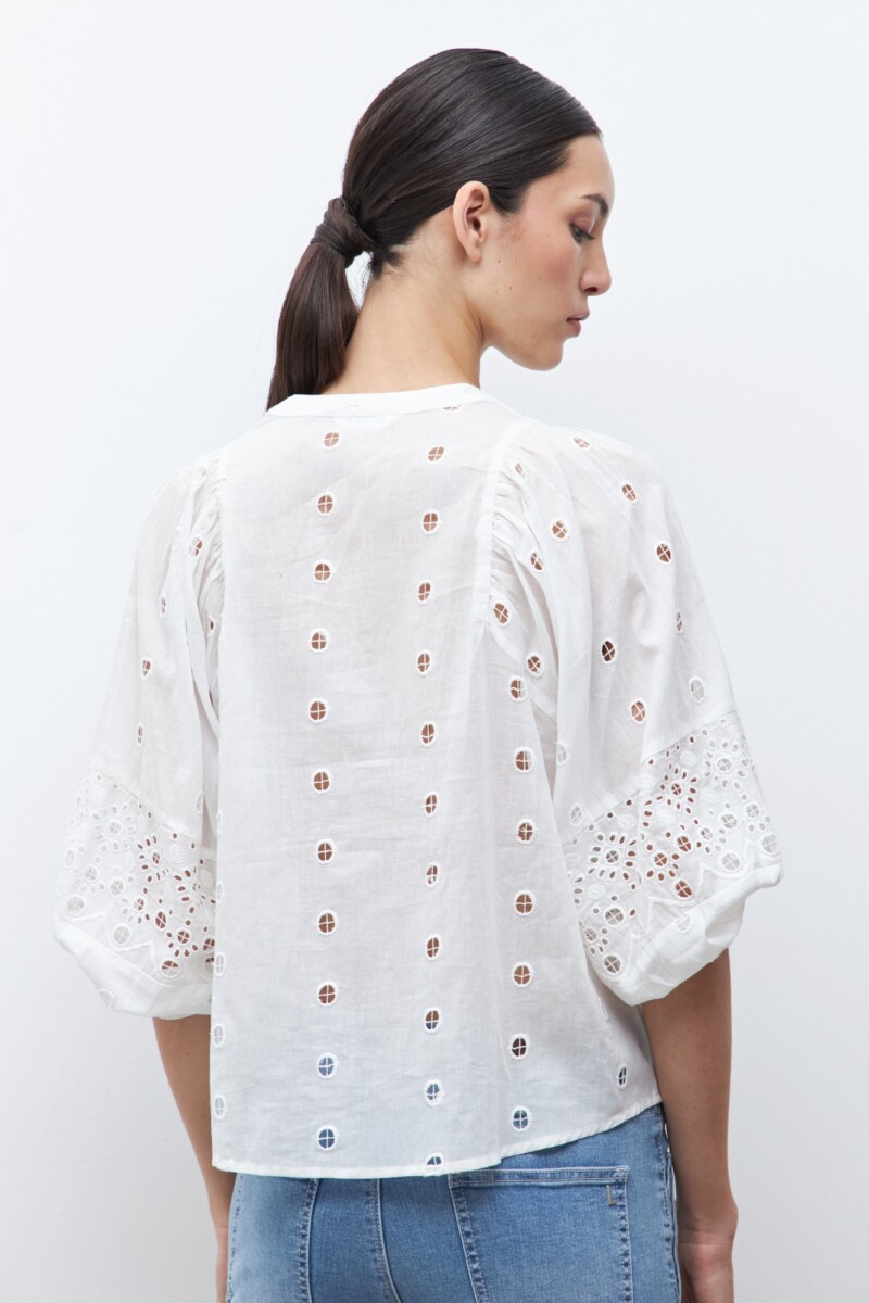 Blusa bordada con broderie blanco