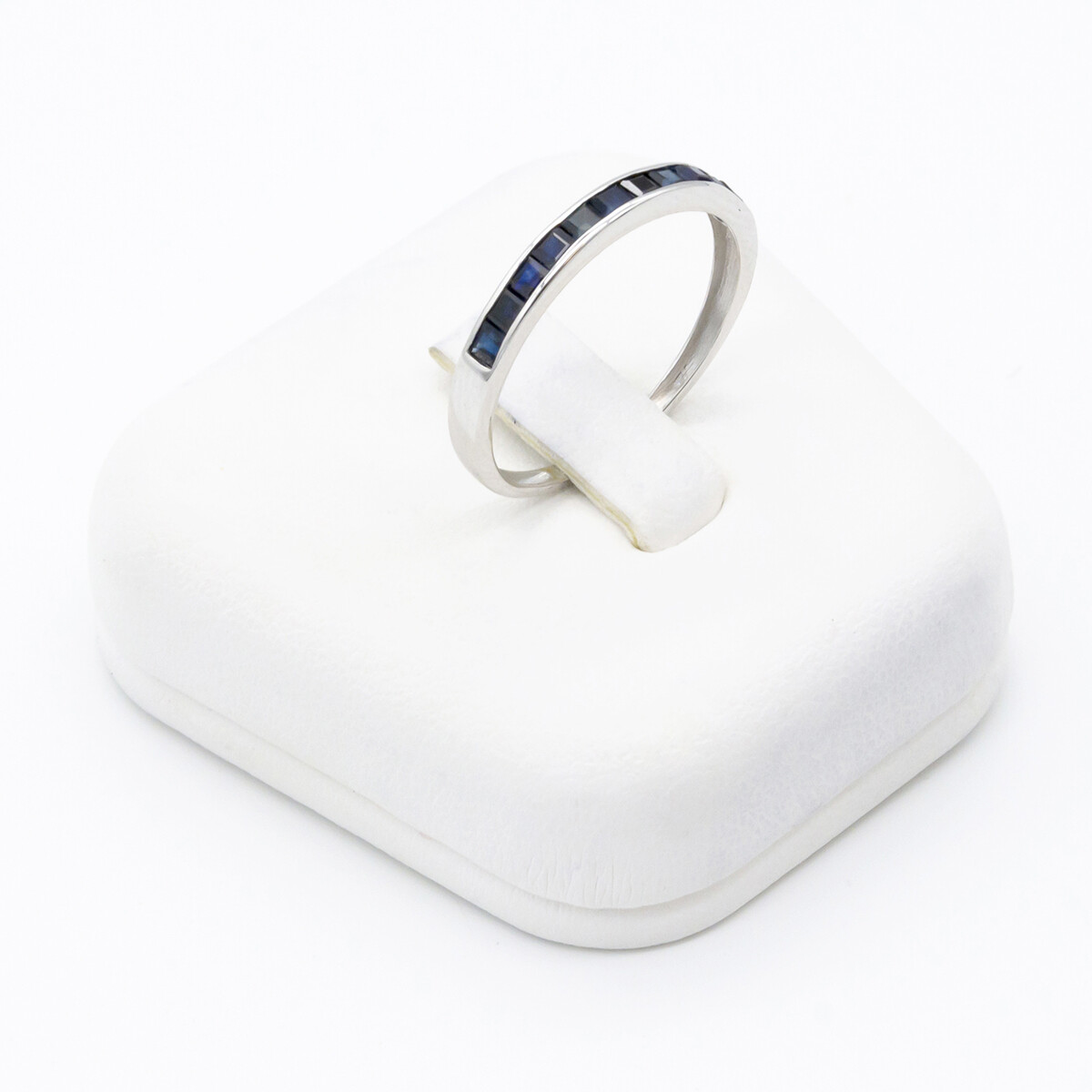 Anillo de oro 18 ktes gris con zafiro azul. 
