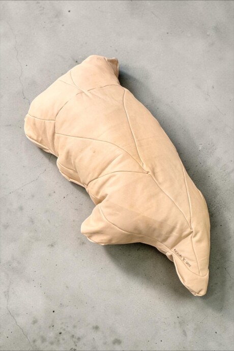 Reconfiguracion, 2025. Cuero Natural. 170 x 70 cm. Reconfiguracion, 2025. Cuero Natural. 170 x 70 cm.