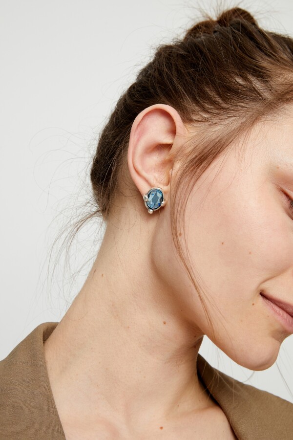 PENDIENTES DE ALEACIÓN DE METALES BAÑADOS EN PLATA DE LEY CON CRISTAL FACETADO AZUL Pendiente