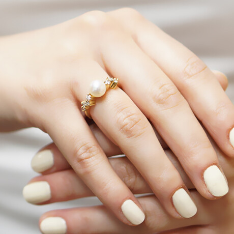 Anillo Malena de oro amarillo 18k con perlas de cultivo y ocho brillantes Anillo Malena de oro amarillo 18k con perlas de cultivo y ocho brillantes