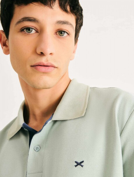 CAMISETA DE CUELLO CON BORDADO VERDE