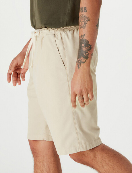 BERMUDA BÁSICA CON CORDÓN BEIGE