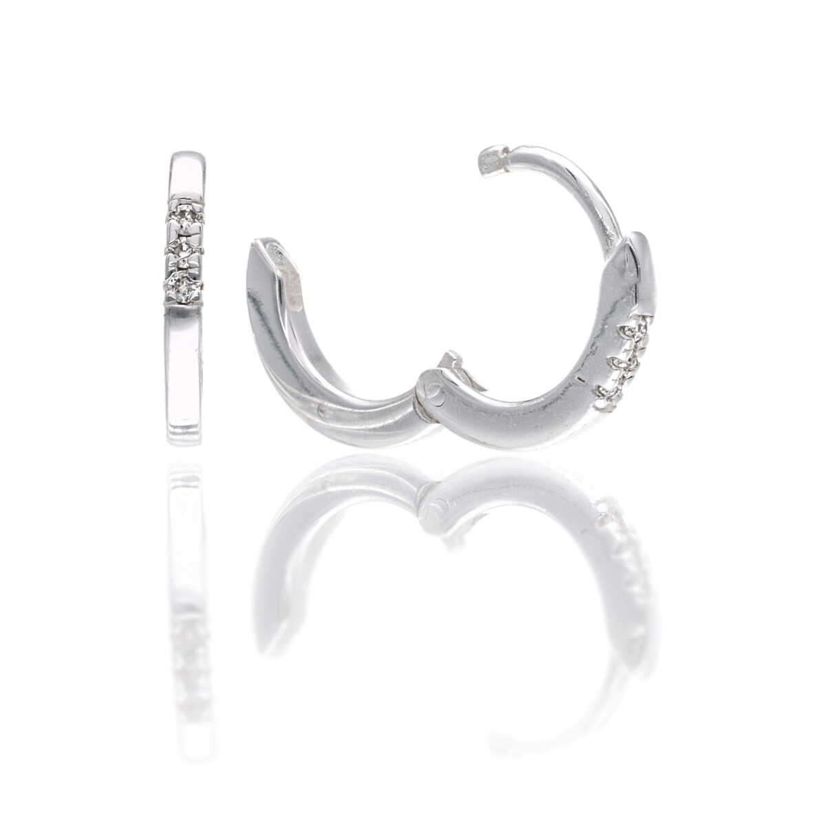 Par de aros de plata 925 con Diamante de Laboratorio de 0.054 cts. 