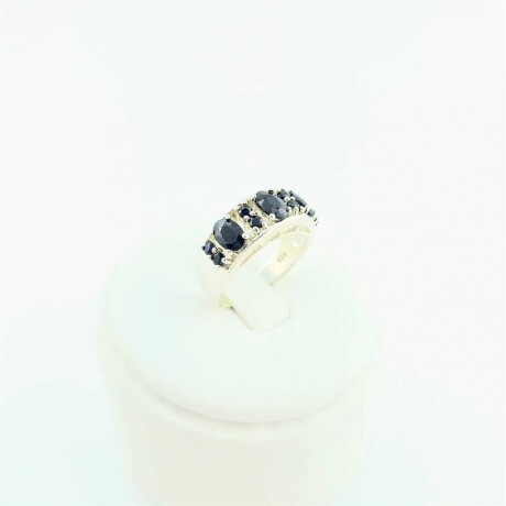 Anillo de plata 925 con zafiros azules naturales. Anillo de plata 925 con zafiros azules naturales.