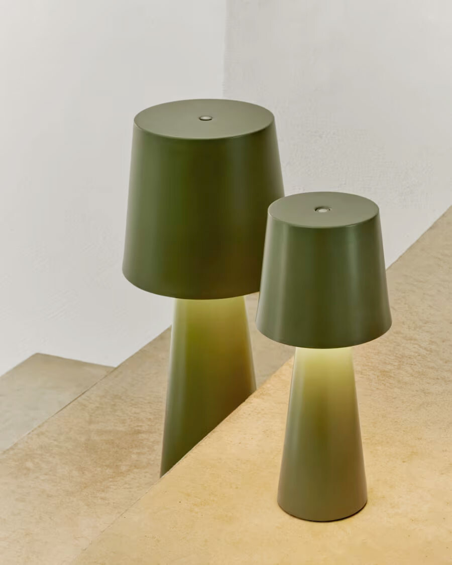 Lámpara de mesa Arenys pequeña de exterior de metal con acabado pintado verde
