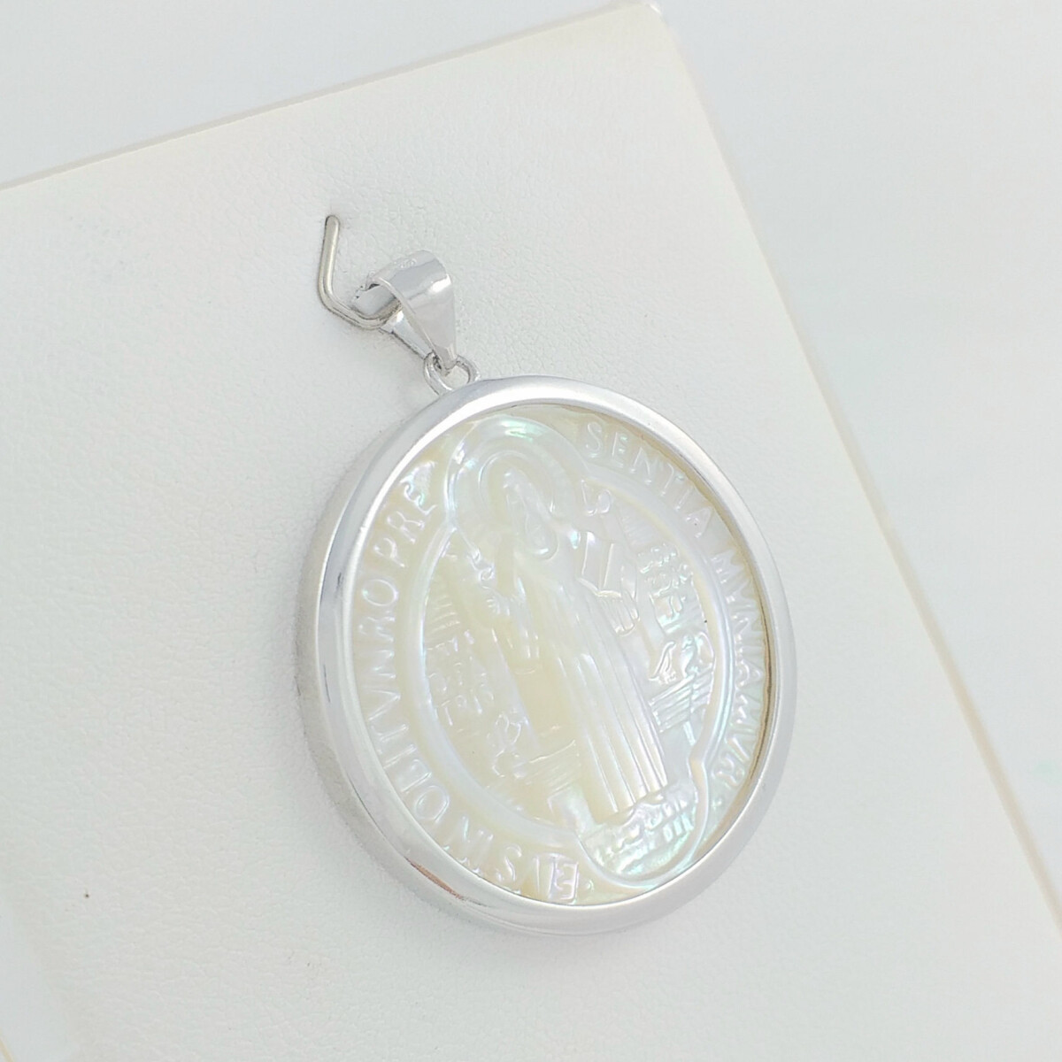 Medalla religiosa de plata 925, San Benito en nácar, diámetro 33mm. 