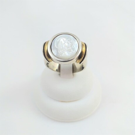 Anillo religioso de plata 925 con detalles de double en oro 18Ktes y Virgen Niña de nácar. Anillo religioso de plata 925 con detalles de double en oro 18Ktes y Virgen Niña de nácar.