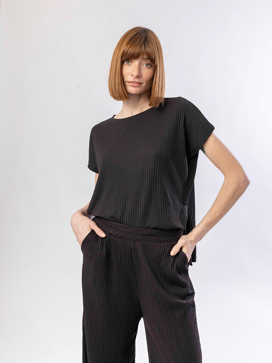 REMERA CORAL - NEGRO 