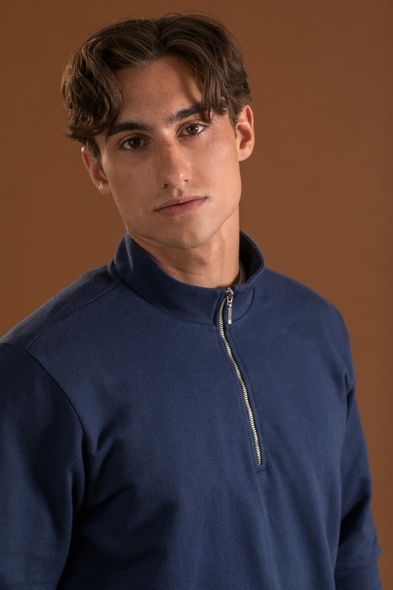 Buzo con Cuello Alto. Azul Marino.