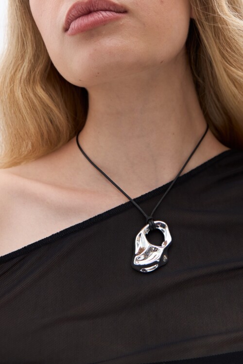 Collar cordón suede dije irregular plateado